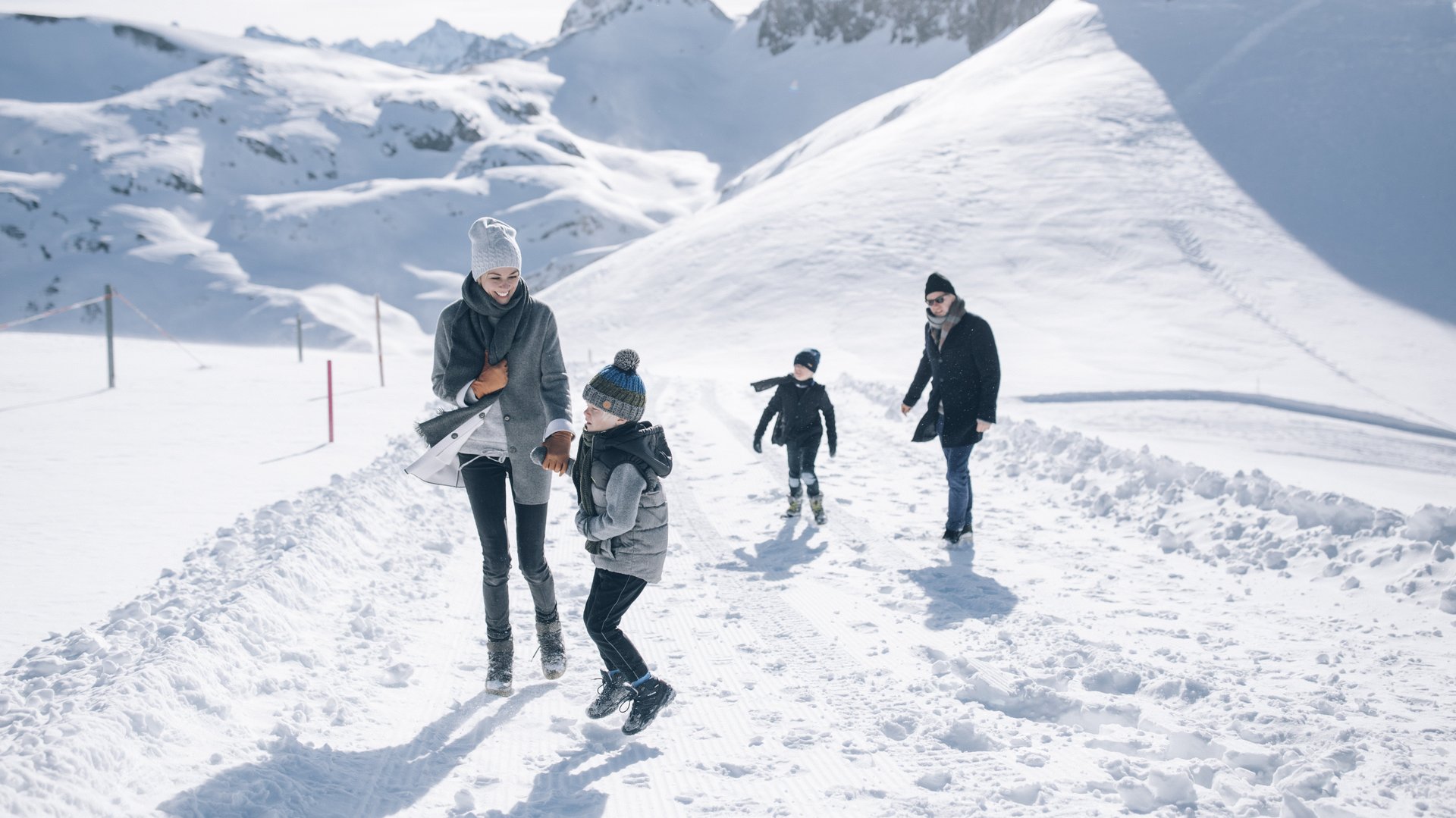 Familie beim Spaziergang durch die verschneite Arlberglandschaft © Daniel Zangerl - Lech Zürs Tourismus